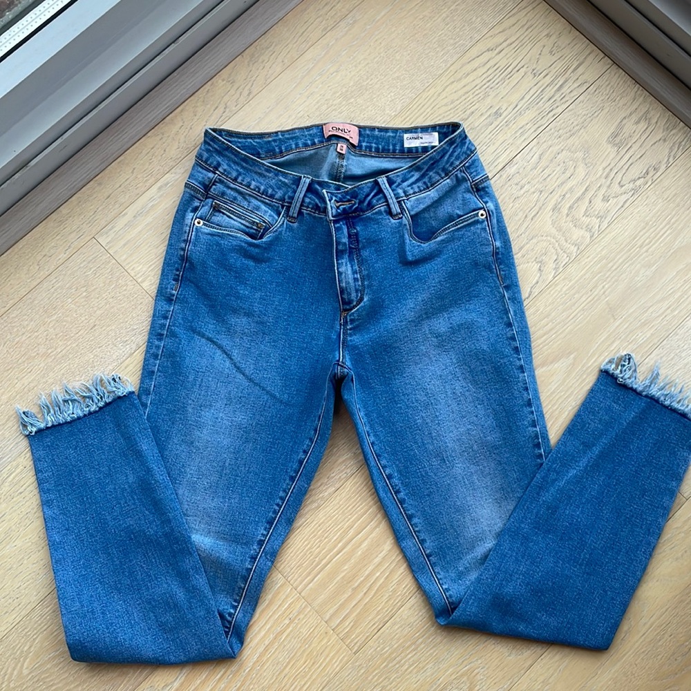 Lightly used!! Medium wash cropped skinny Jean with fringe detail size 26